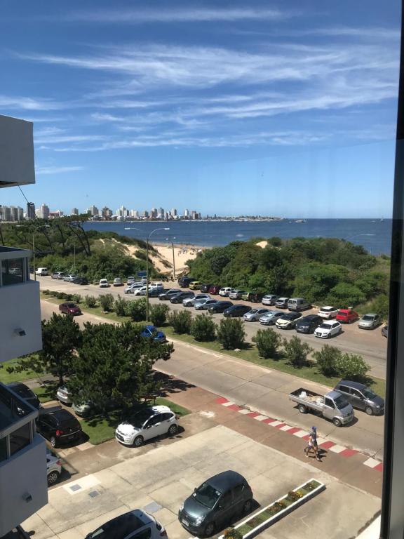 una vista de un aparcamiento con coches aparcados en Punta del Este Vista al Mar, 3 Ambientes en Playa Mansa Parada 9, en Punta del Este