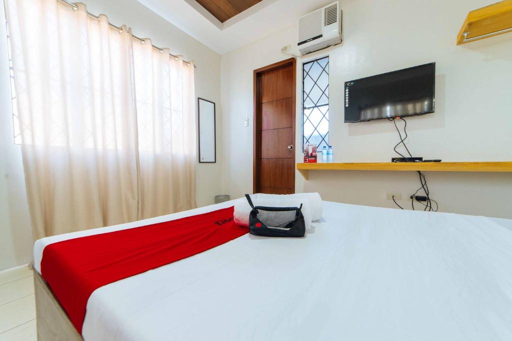 Postel nebo postele na pokoji v ubytování RedDoorz Plus @ Casa Lucia Sindalan San Fernando City Pampanga