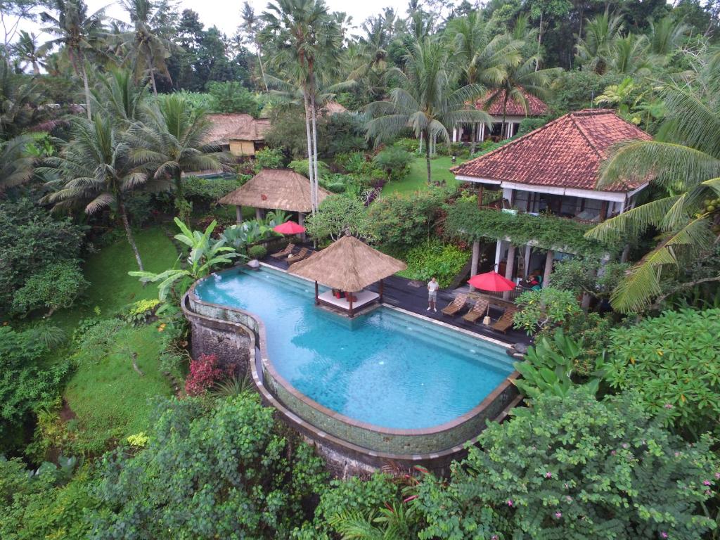 widok z powietrza na ośrodek z basenem w obiekcie Villa Bayad w mieście Payangan