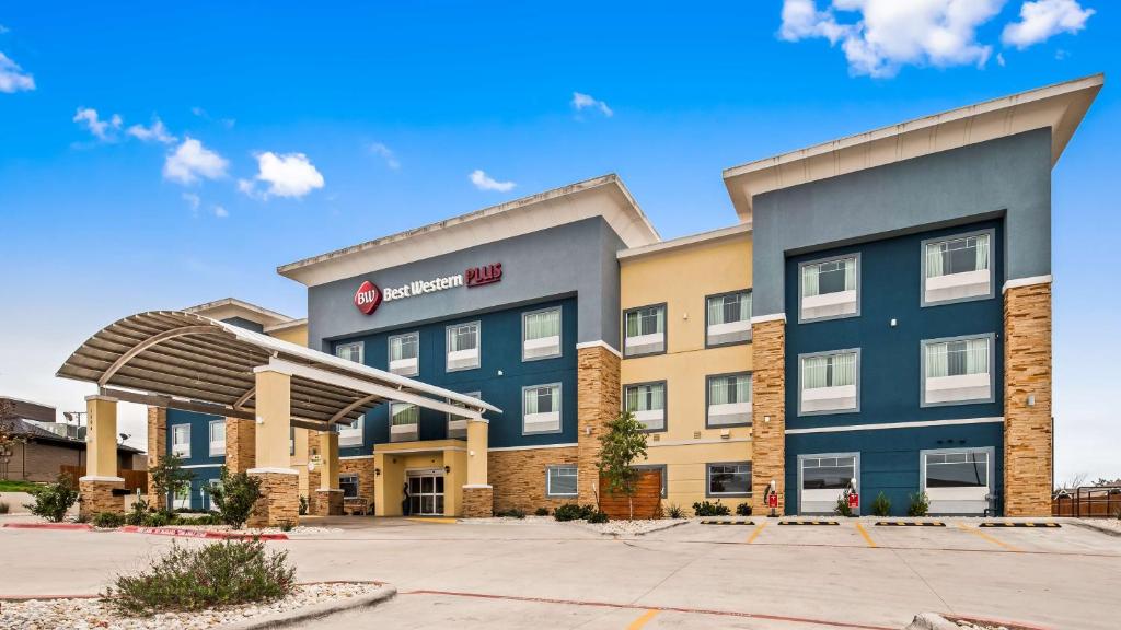 Best Western Plus Lampasas Inn & Suites في Lampasas: تقديم فندق في مواقف