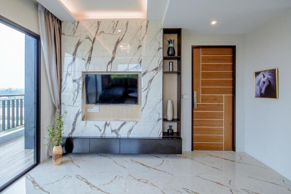 TV a/nebo společenská místnost v ubytování The Living Hotel SamutPrakan
