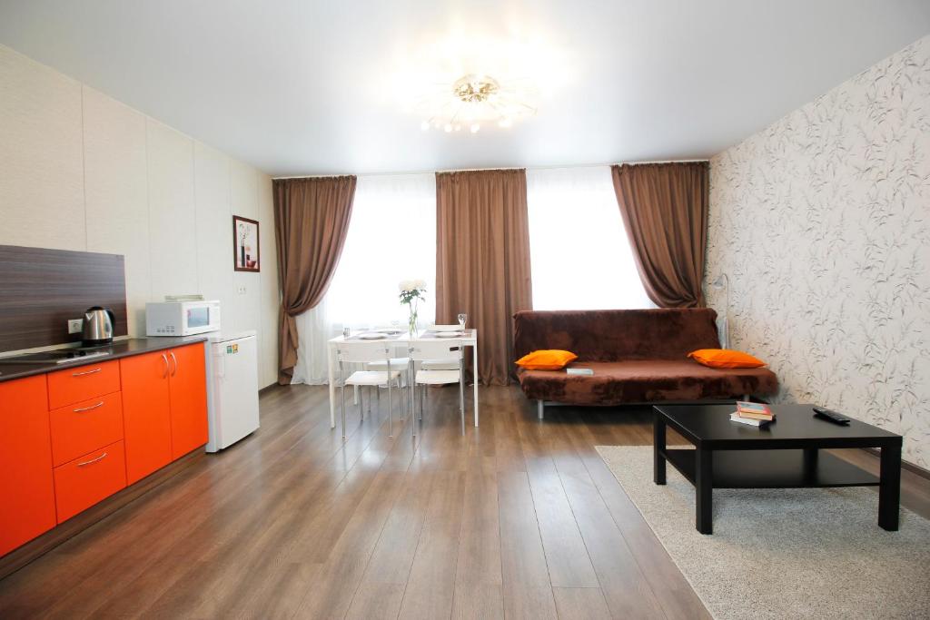 - un salon avec un canapé et une table dans l'établissement Apartments Tomsk House na Gogolya, à Tomsk