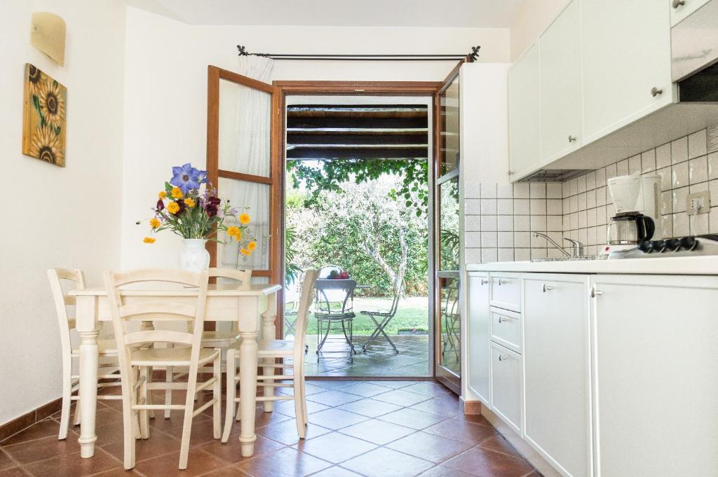 Een keuken of kitchenette bij Borgo Degli Ulivi