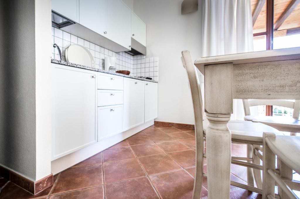 Een keuken of kitchenette bij Borgo Degli Ulivi