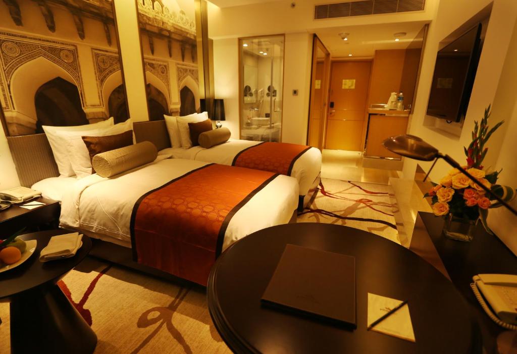 Postel nebo postele na pokoji v ubytování Pride Plaza Hotel, Aerocity New Delhi