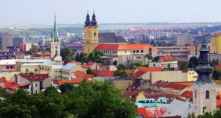 Nespecifikovaný výhled na destinaci Mojmírovce nebo výhled na město při pohledu z prázdninového domu