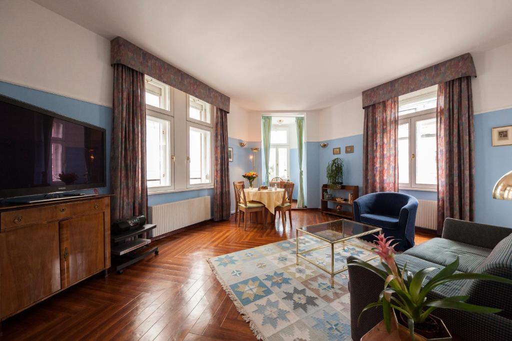 salon z kanapą i telewizorem w obiekcie Mondial Appartement Hotel w Wiedniu