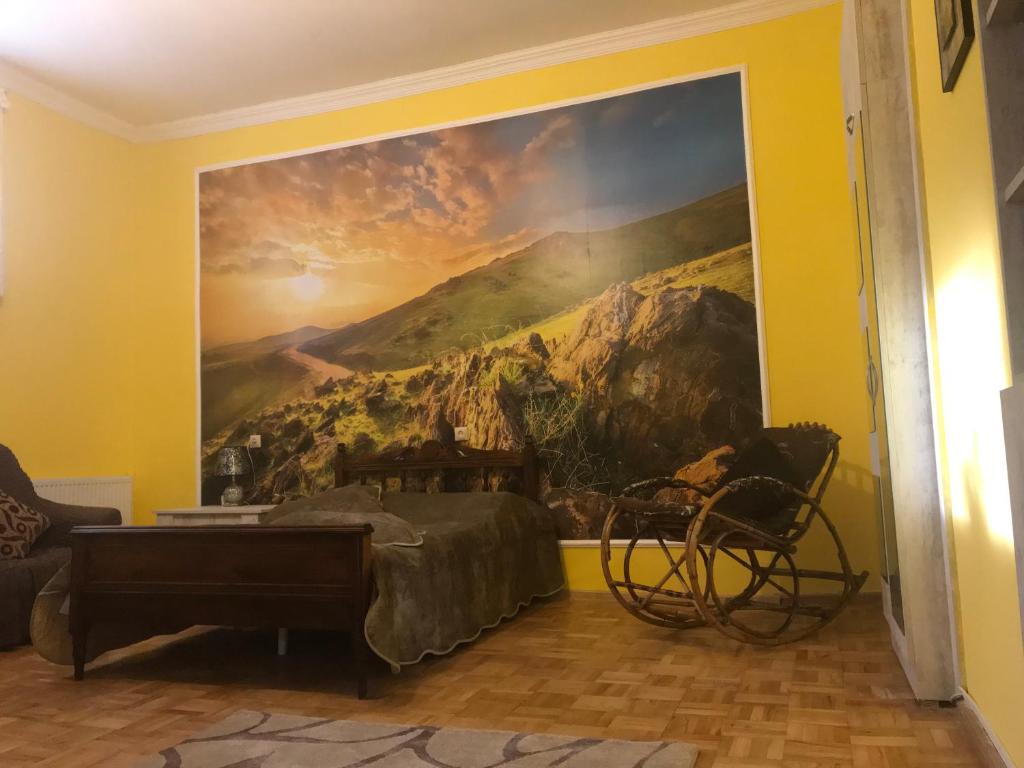 sypialnia z dużym obrazem na ścianie w obiekcie Gamsakhurdia Street w Bordżomi