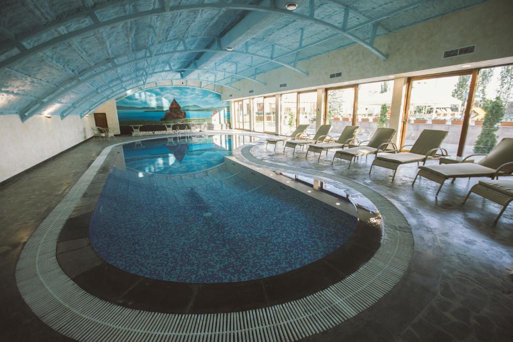Bazén v ubytování Caucasus Hotel nebo v jeho okolí