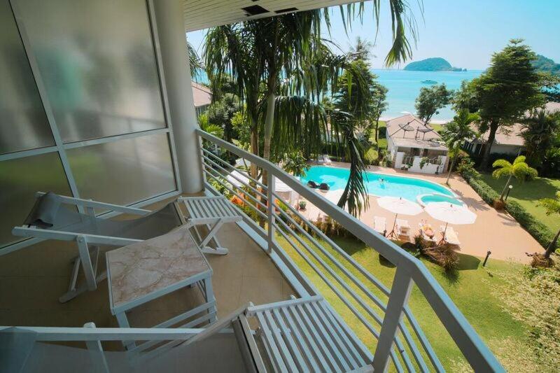 Bazén v ubytování Makathanee Resort nebo v jeho okolí