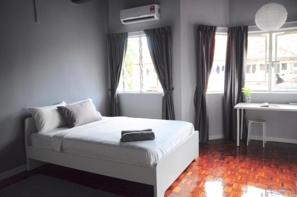 um quarto com uma cama branca e uma janela em GRAYHAUS Residence em Petaling Jaya