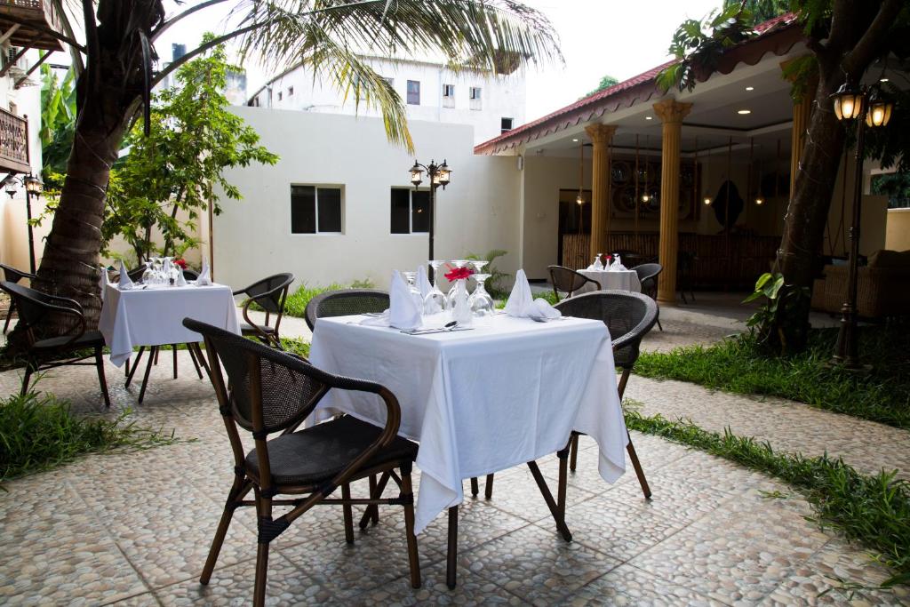 Antonio Garden Hotelにあるレストランまたは飲食店