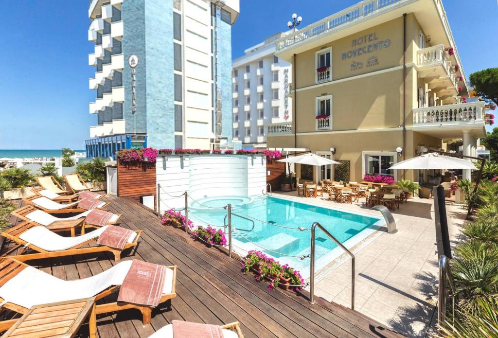 Bazén v ubytování Novecento Suite Hotel nebo v jeho okolí