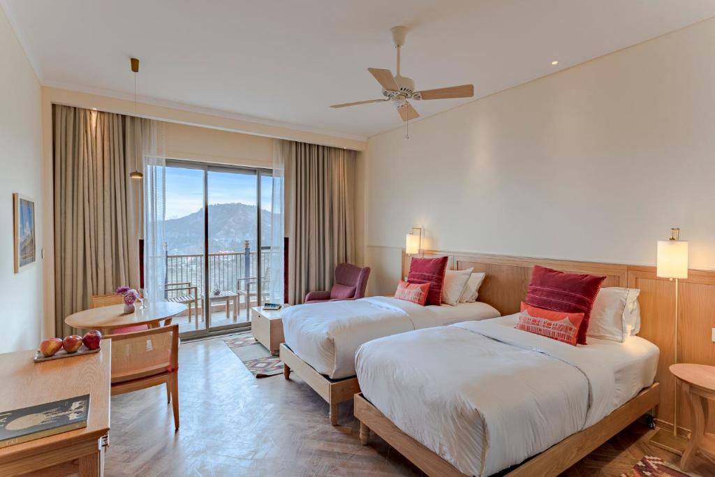 Postel nebo postele na pokoji v ubytování Taj Theog Resort & Spa Shimla