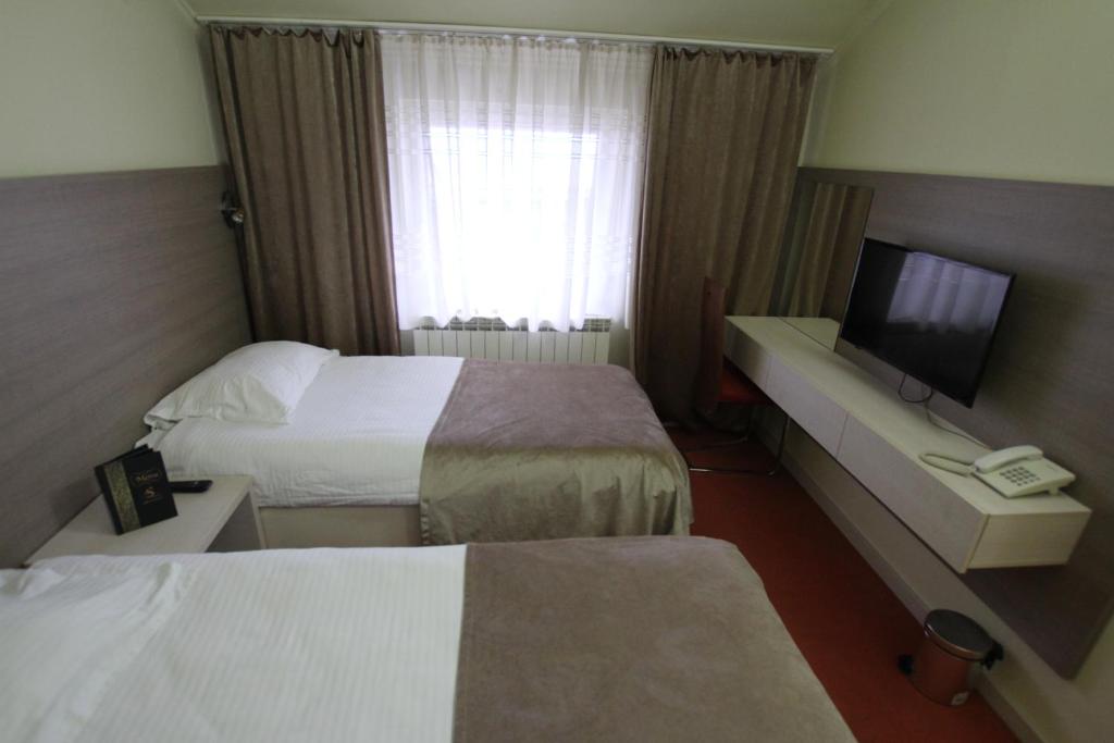 TV a/nebo společenská místnost v ubytování Hotel S