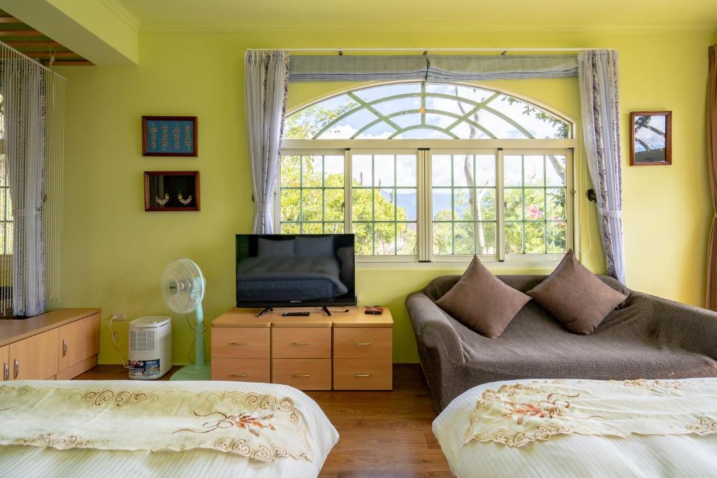 TV a/nebo společenská místnost v ubytování Yunnan Homestaty