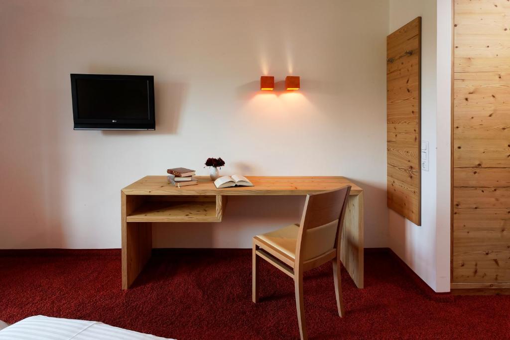 Televízia a/alebo spoločenská miestnosť v ubytovaní Hotel Flatscher
