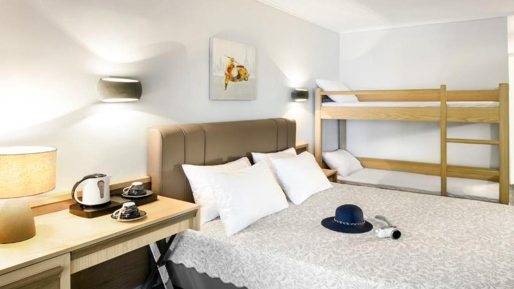 Philoxenia Hotel - Familienzimmer (2 Erwachsene + 2 Kinder) Gartenansicht