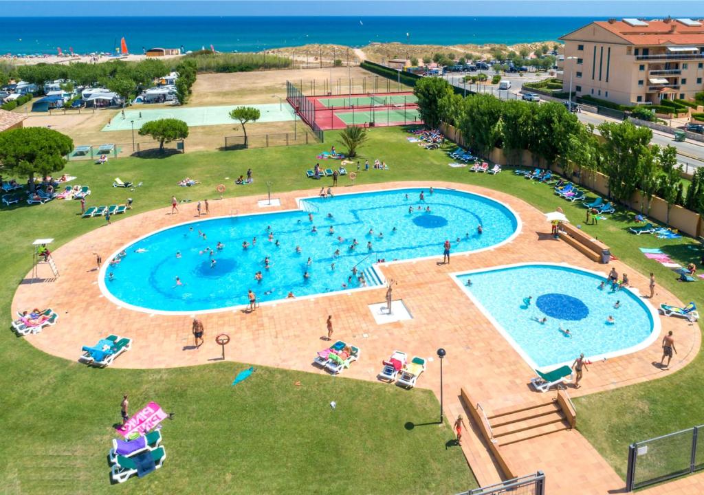 an overhead view of a large swimming pool with people in it at Albatross Mobile Homes on Camping Playa Brava in Pals