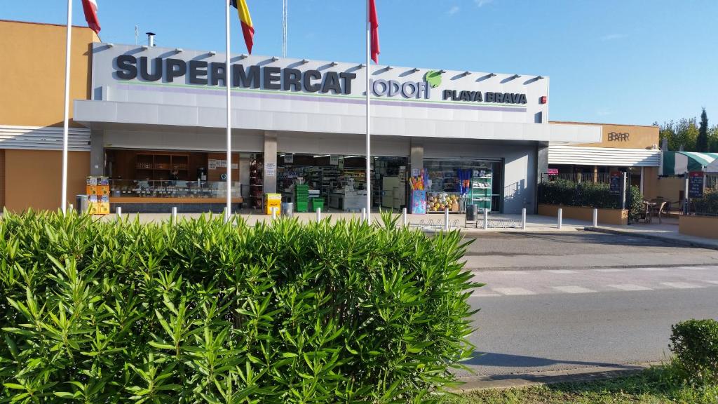 Supermarket alebo iný obchod pri kempingu alebo v okolí