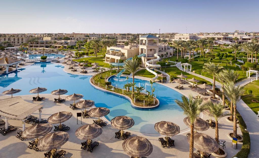 - une vue aérienne sur un complexe avec une piscine dans l'établissement Coral Sea Holiday Resort and Aqua Park, à Charm el-Cheikh