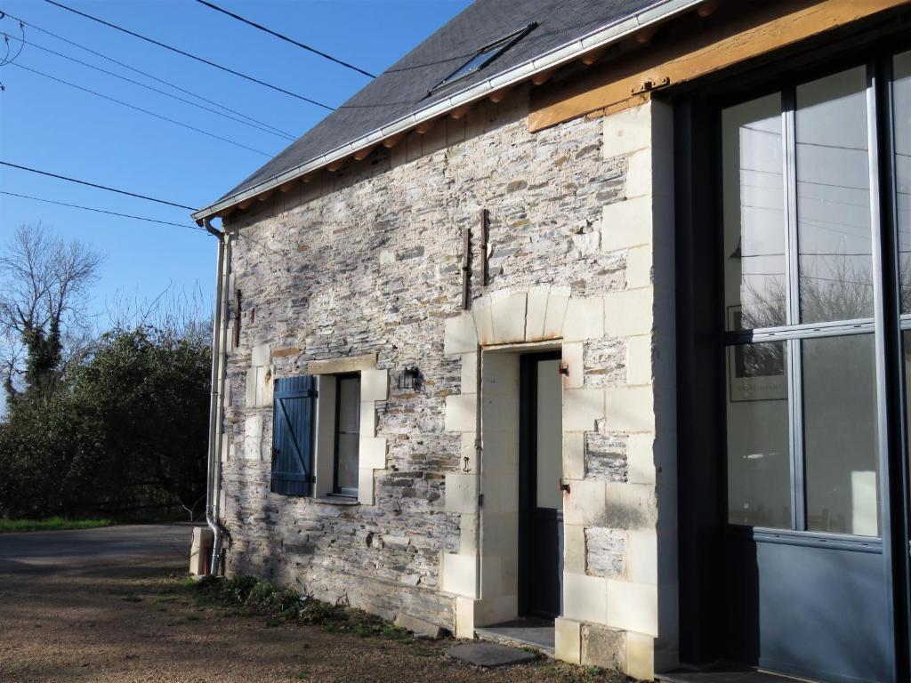 - un bâtiment en briques avec une porte et une fenêtre dans l'établissement Gite l'Etoile du Berger, à La Bohalle