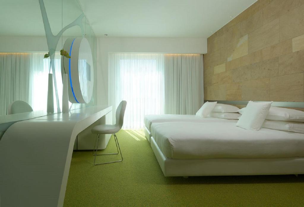 Postel nebo postele na pokoji v ubytování A Point Arezzo Park Hotel