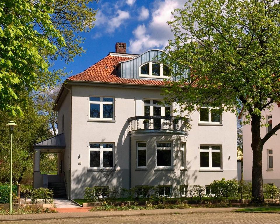 uma casa branca com um telhado vermelho em Villa Zwölf em Soltau