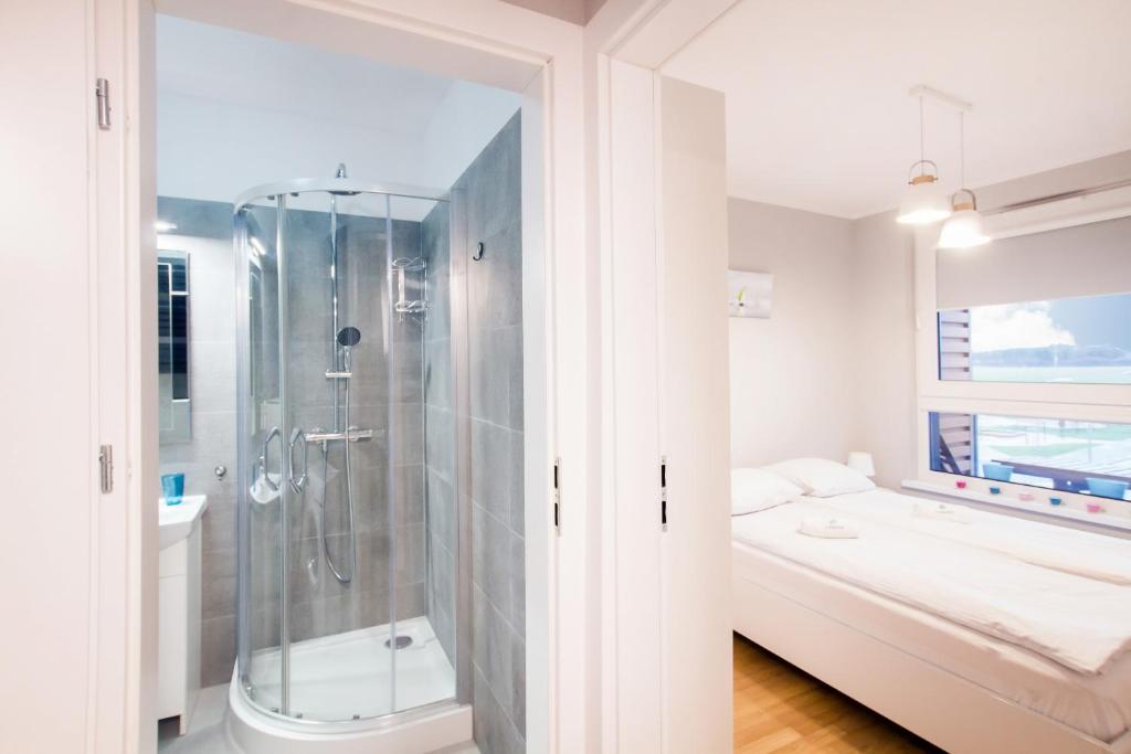 Kúpeľňa v ubytovaní Apartments Gdynia Na Fali with Free Parking by Noclegi Renters