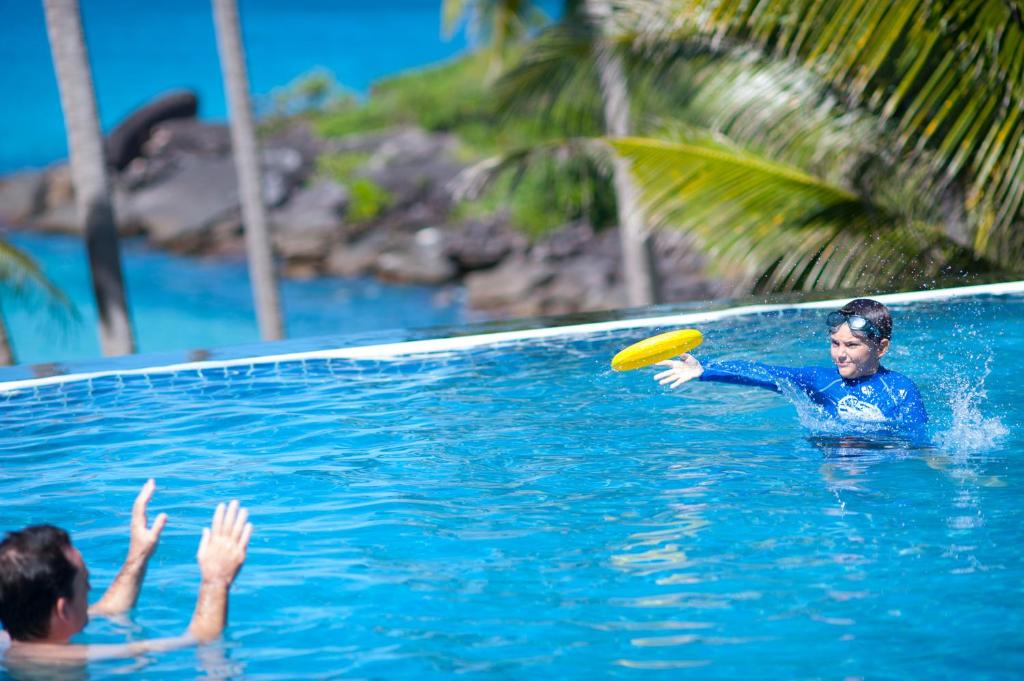 Bazén v ubytování Koh Kood Beach Resort nebo v jeho okolí