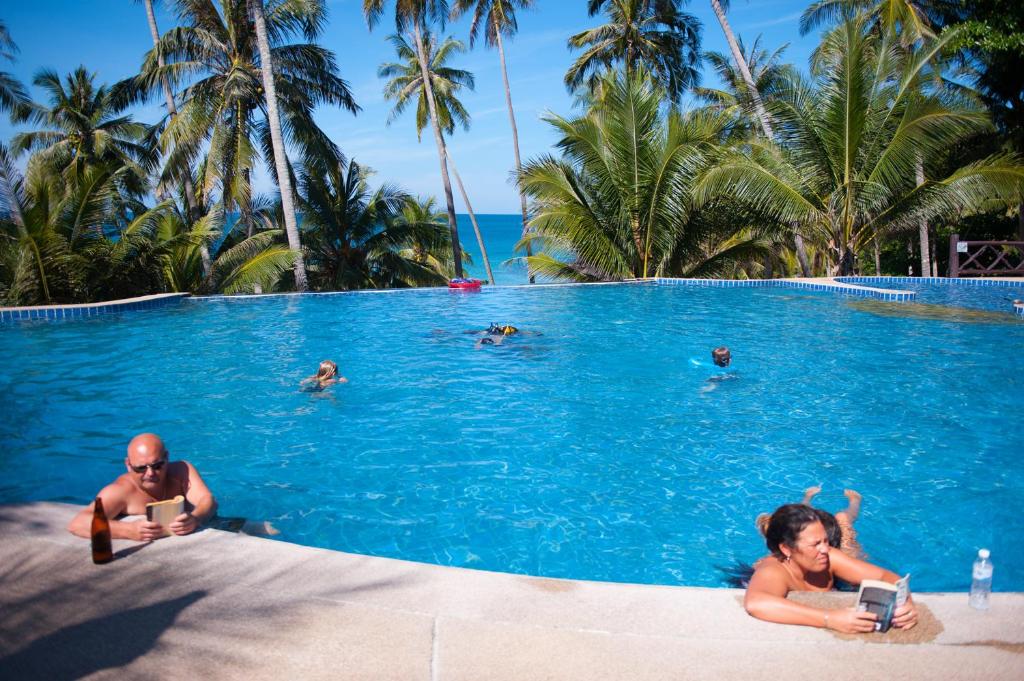 Bazén v ubytování Koh Kood Beach Resort nebo v jeho okolí