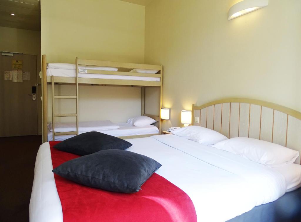 Cama o camas de una habitación en Campanile Val de France