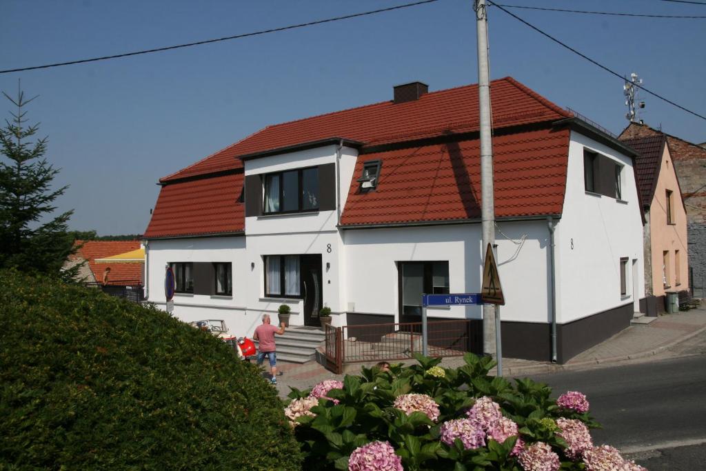 una casa bianca con un tetto rosso su una strada di Villa Rynek a Góra Świętej Anny