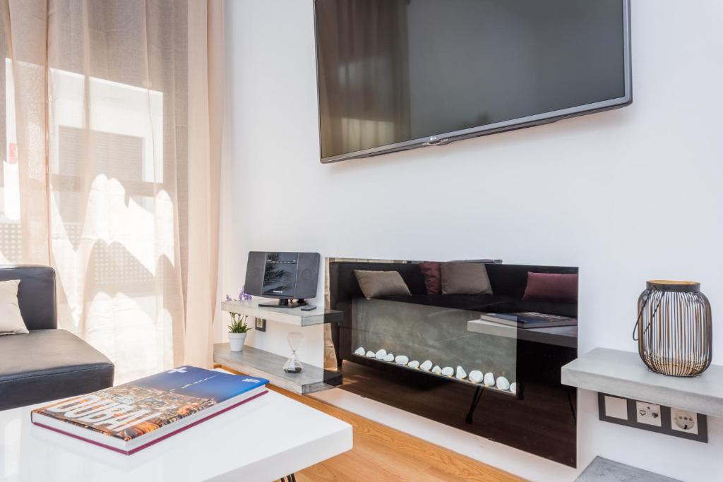 Televízia a/alebo spoločenská miestnosť v ubytovaní Atico con terraza ac 1hab en el centro y piscina comunitaria