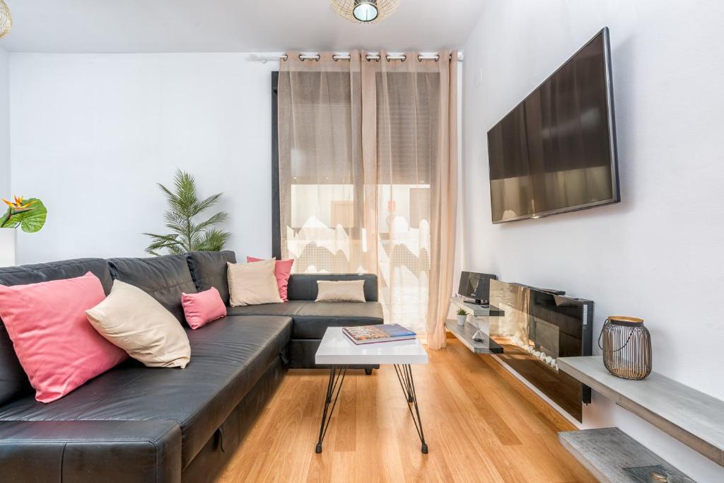 Televízia a/alebo spoločenská miestnosť v ubytovaní Atico con terraza ac 1hab en el centro y piscina comunitaria