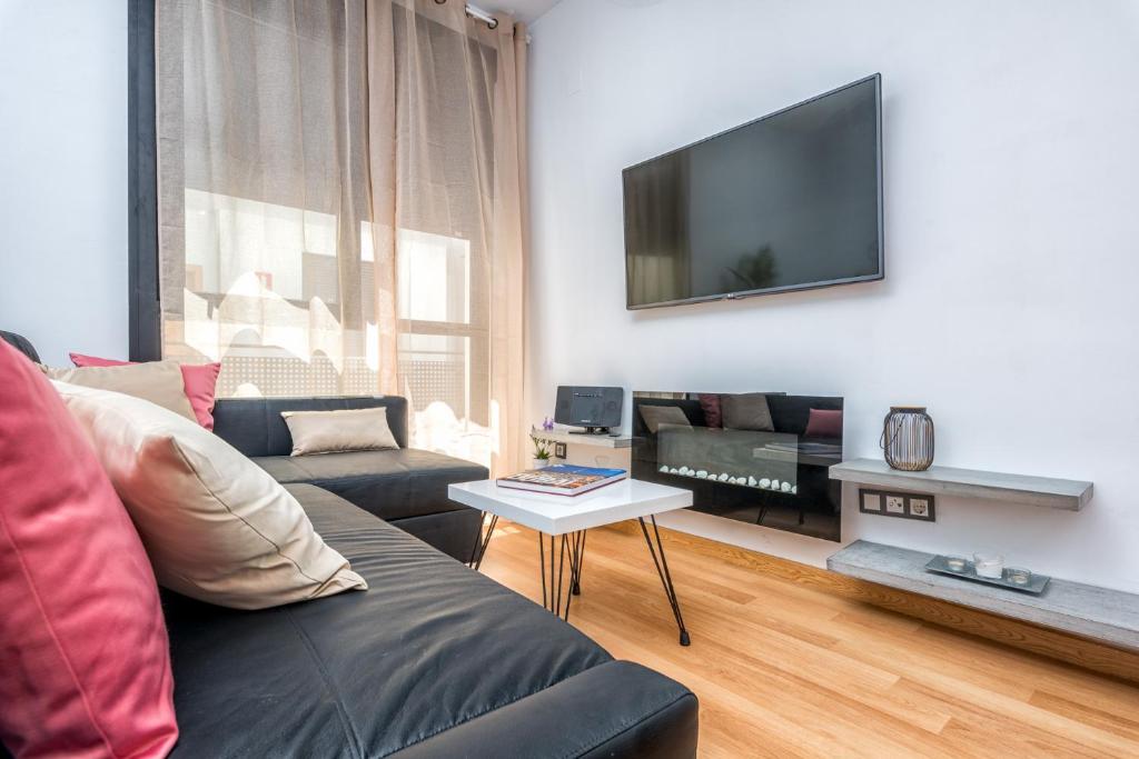 Televízia a/alebo spoločenská miestnosť v ubytovaní Atico con terraza ac 1hab en el centro y piscina comunitaria