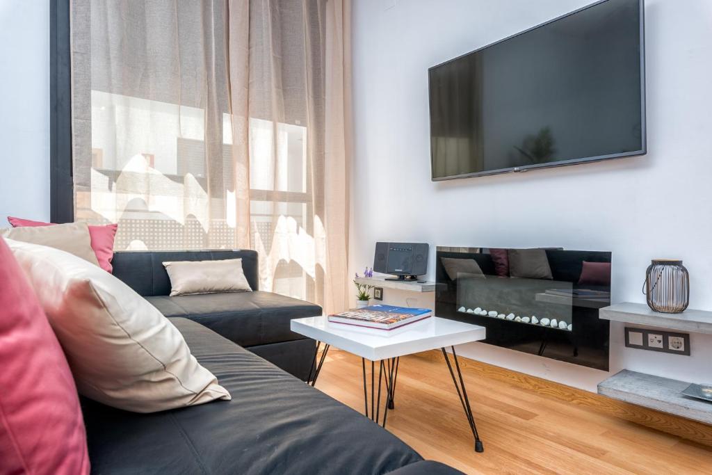 Televízia a/alebo spoločenská miestnosť v ubytovaní Atico con terraza ac 1hab en el centro y piscina comunitaria