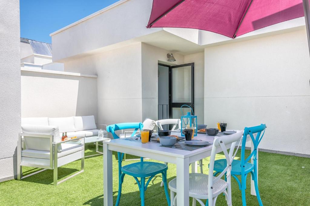 Patio alebo iná vonkajšia časť ubytovania Atico con terraza ac 1hab en el centro y piscina comunitaria