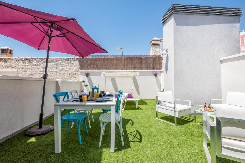 Patio alebo iná vonkajšia časť ubytovania Atico con terraza ac 1hab en el centro y piscina comunitaria