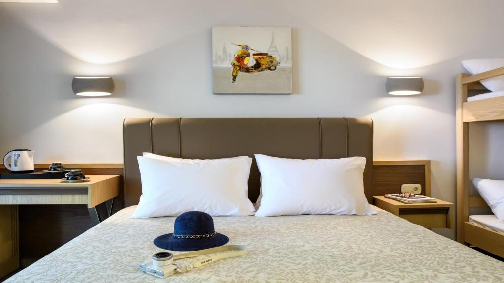 Philoxenia Hotel - Familienzimmer (2 Erwachsene + 2 Kinder) Poolansicht
