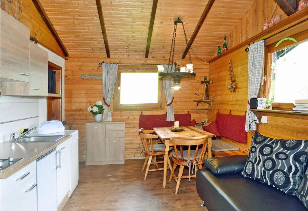 eine Küche und ein Esszimmer eines winzigen Hauses in der Unterkunft Schwammerlhütte in Krispl