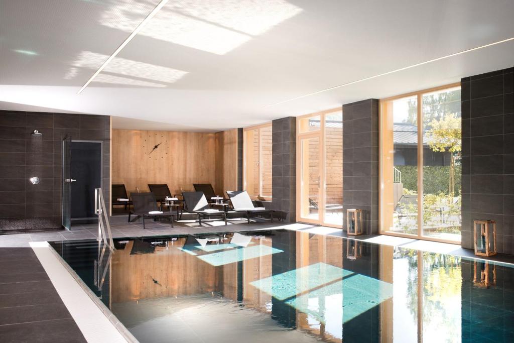 a room with a swimming pool in a house at Hapimag Ferienwohnungen Zell am See in Zell am See