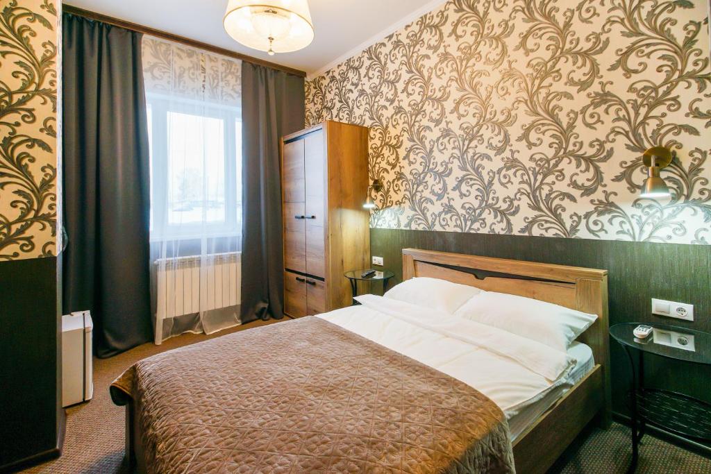 ケメロヴォにあるLuna Hotelのベッドルーム1室(大型ベッド1台付)
