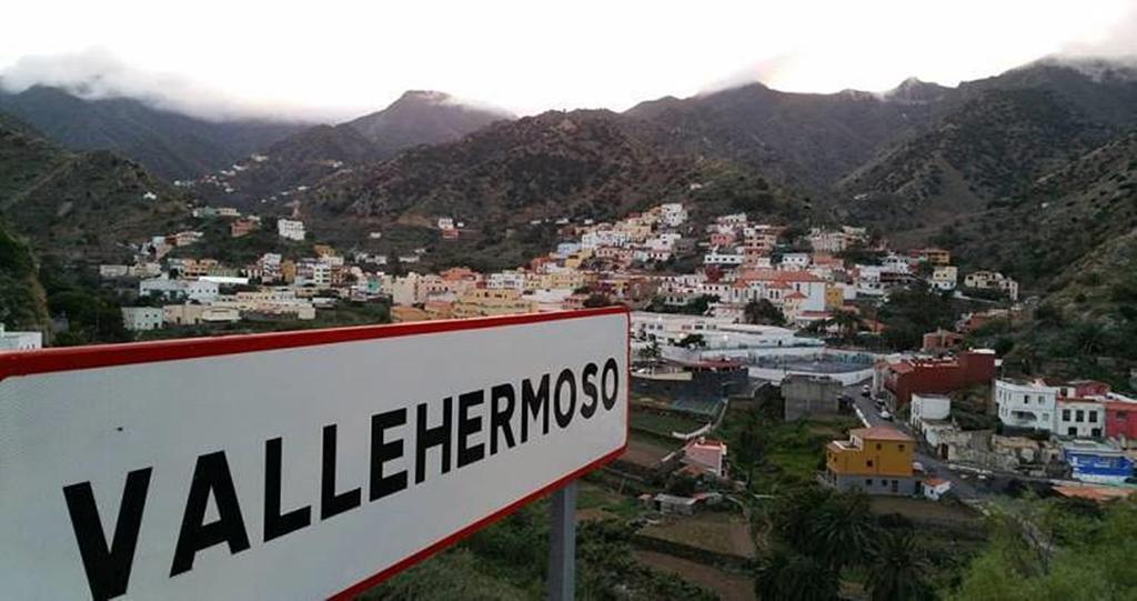a sign that reads valleyhenmouseum in front of a city at Hotel Rural Triana in Vallehermoso