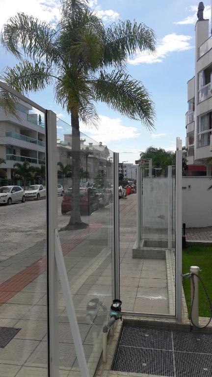  Ingleses piscina 450m da praia WI-FI