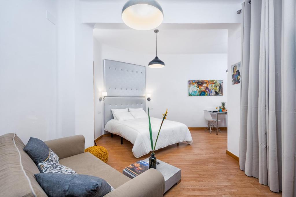 a living room with a couch and a bed at Magnifico estudio en bolsa 6. ac. in Málaga