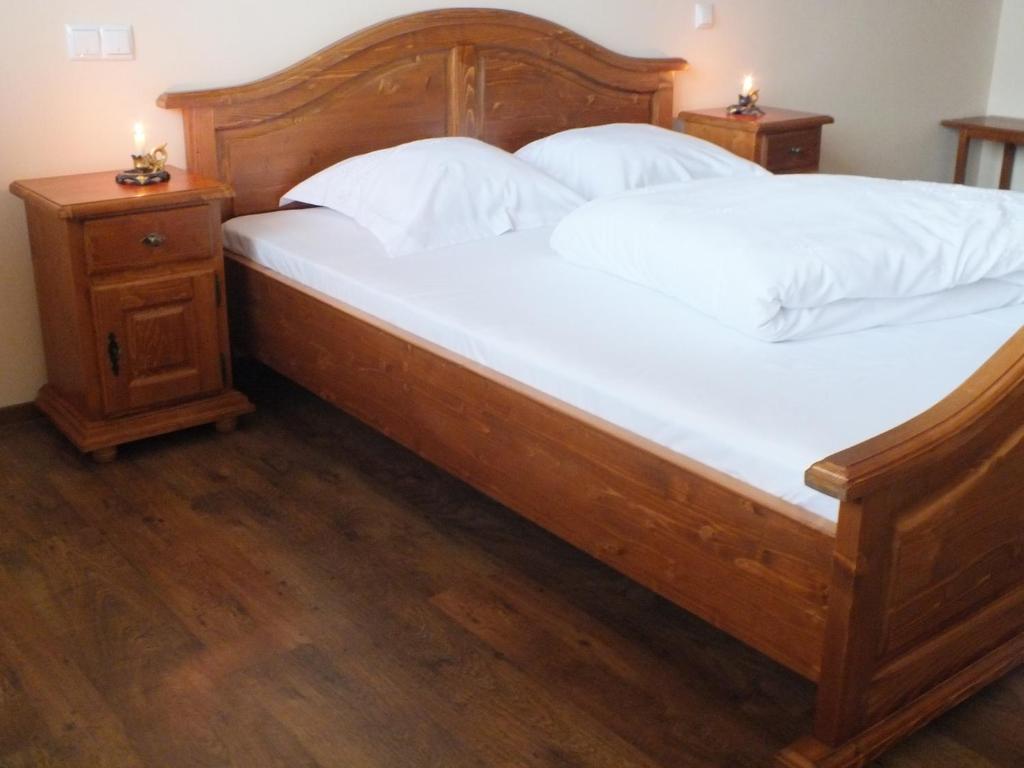 アルバ・ユリアにあるCamere de inchiriat Oneliaの大型ベッド(白いシーツ、ナイトスタンド2台付)
