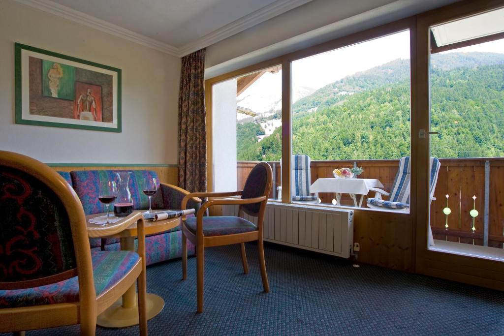 Nespecifikovaný výhled na hory nebo výhled na hory při pohledu z hotelu