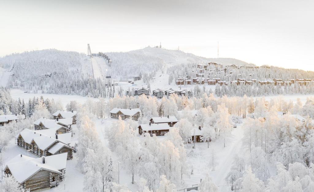 una vista aerea di una stazione sciistica con alberi innevati di Rukan Talvihovit a Ruka