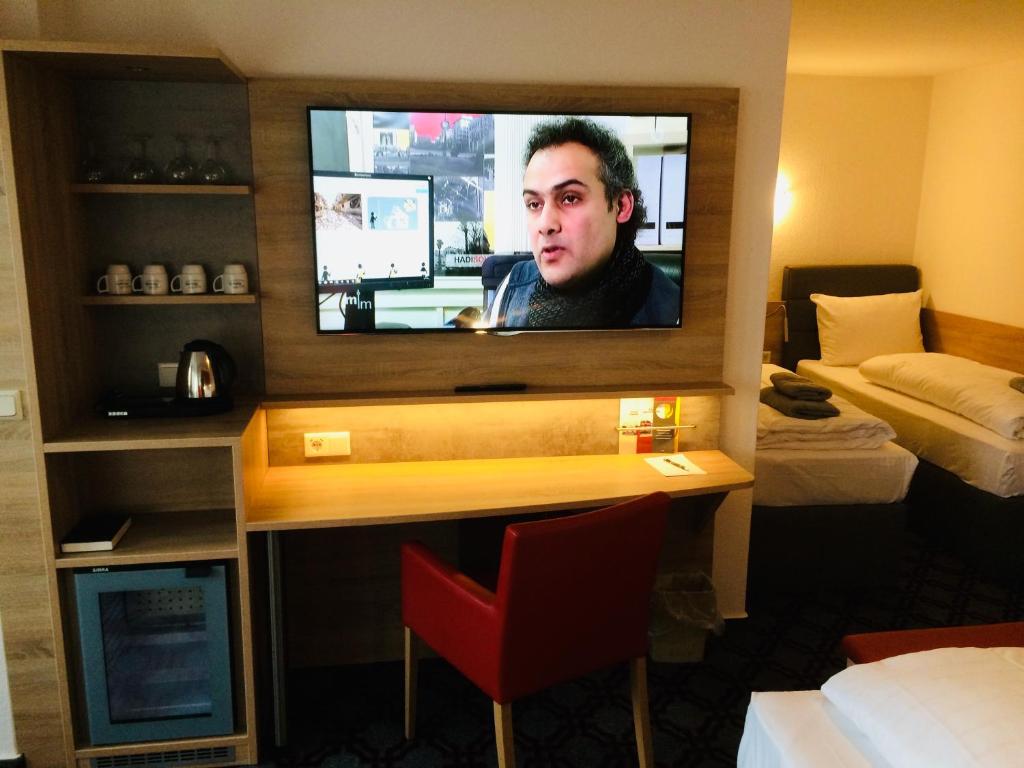 TV a/nebo společenská místnost v ubytování Adesso Hotel Göttingen - pay at property on arrival-Ihr Automatenhotel in Göttingen